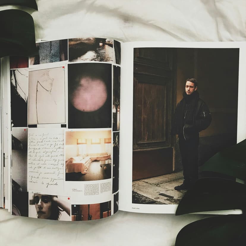 Opengeslagen editoriaal ontwerp met typografie